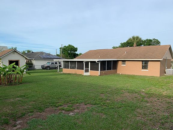 Big backyard. Great for barbecues and family get together_s.