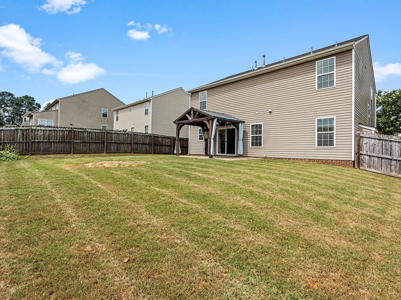 4 bed, 2.5 bath, 2275 sqft, $2,325 — Photo 2