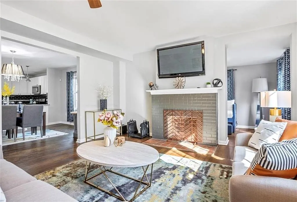 3 bed, 2.0 bath, 2312 sqft, $2,800 — Photo 3