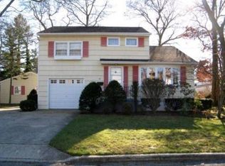 44 7th St, West Islip, NY 11795