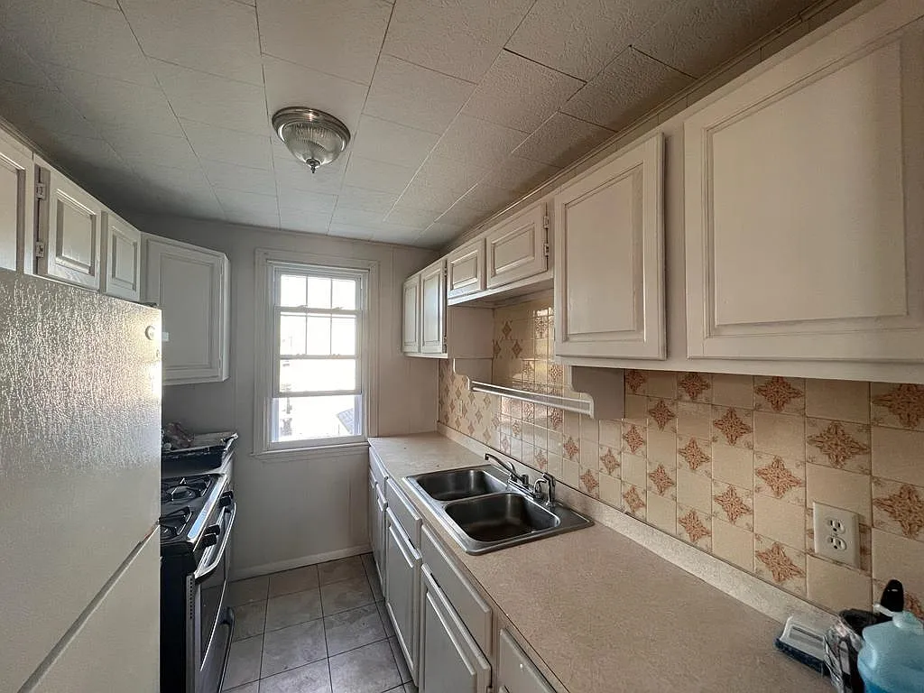 324 Brock Ave — Photo 2