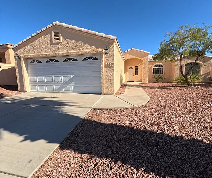 2112 E Desert Lakes Dr — Photo 2