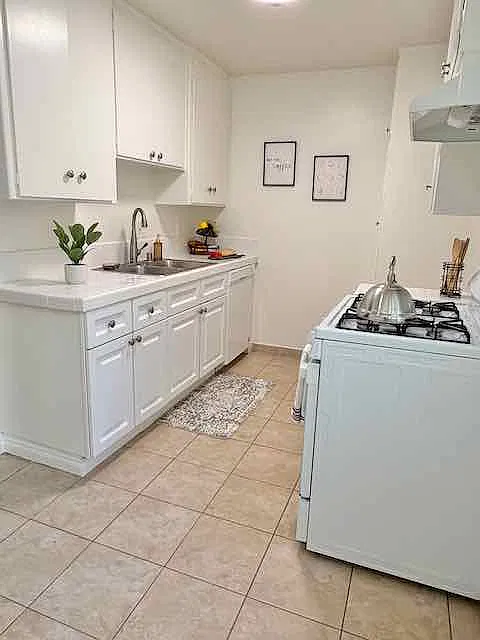 Studio, 400 sqft, $1,795 — Photo 1
