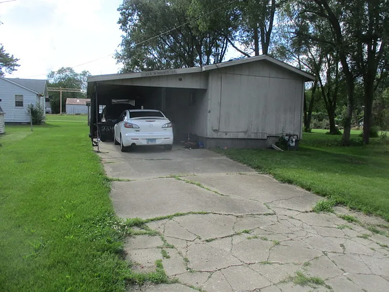 224 N Oak St — Photo 2