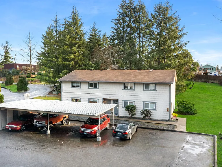 Townhouse style apartments with covered parking!