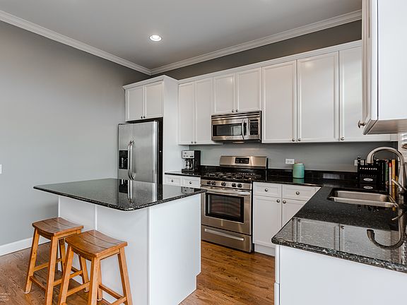 3rd image of 1726 W Belmont Ave APT 3
