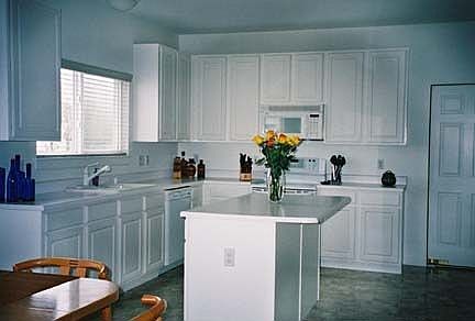 Entertaining-size kitchen  w/upgraded appls.