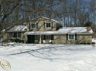 8903 S Christine Dr, Brighton, MI