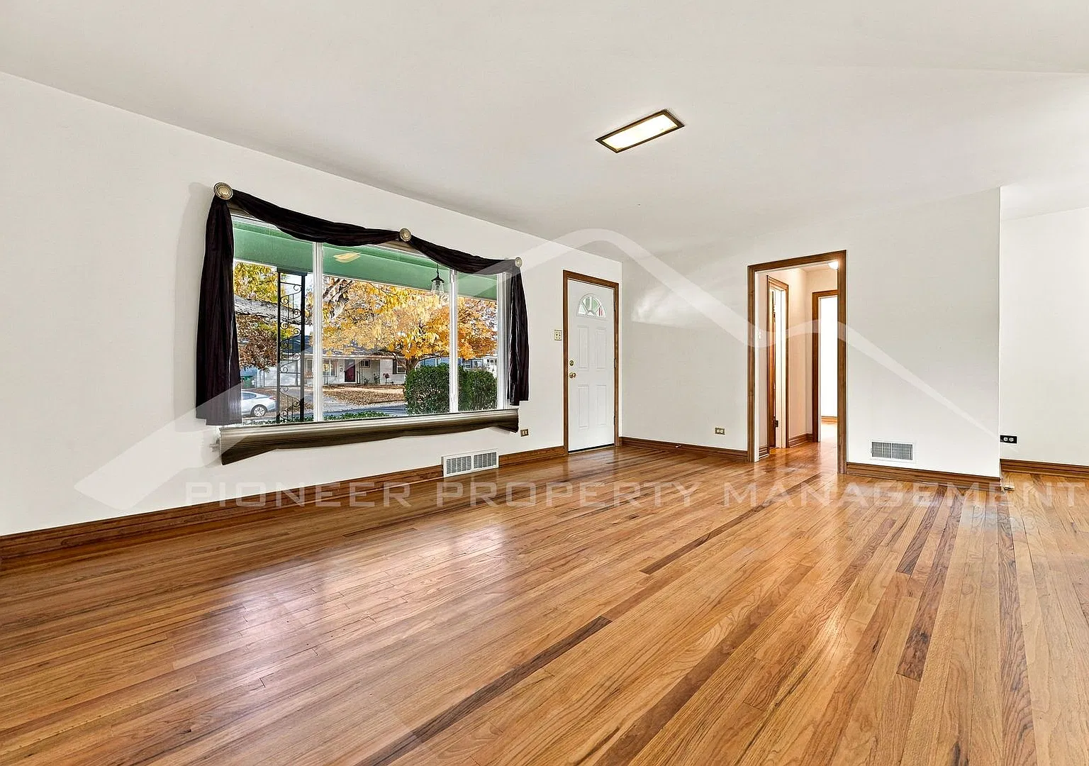 Spacious Home with Huge Backyard and Washer/Dryer — Photo 4