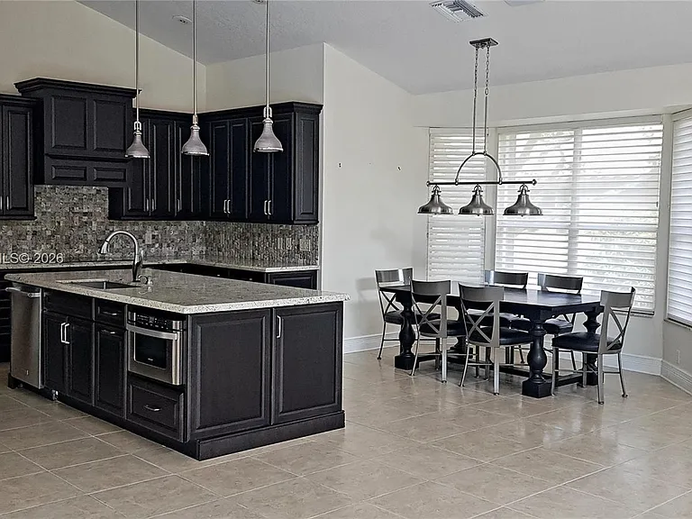 405 Sabal Way — Photo 7