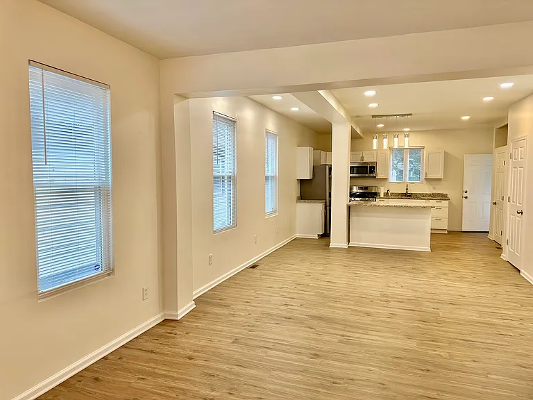 2214 W 32nd St #1 — Photo 16
