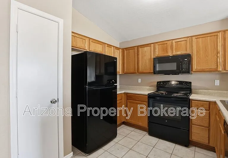 8118 N 112th Ave — Photo 10