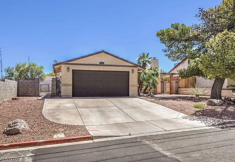 532 Mona Ln — Photo 3