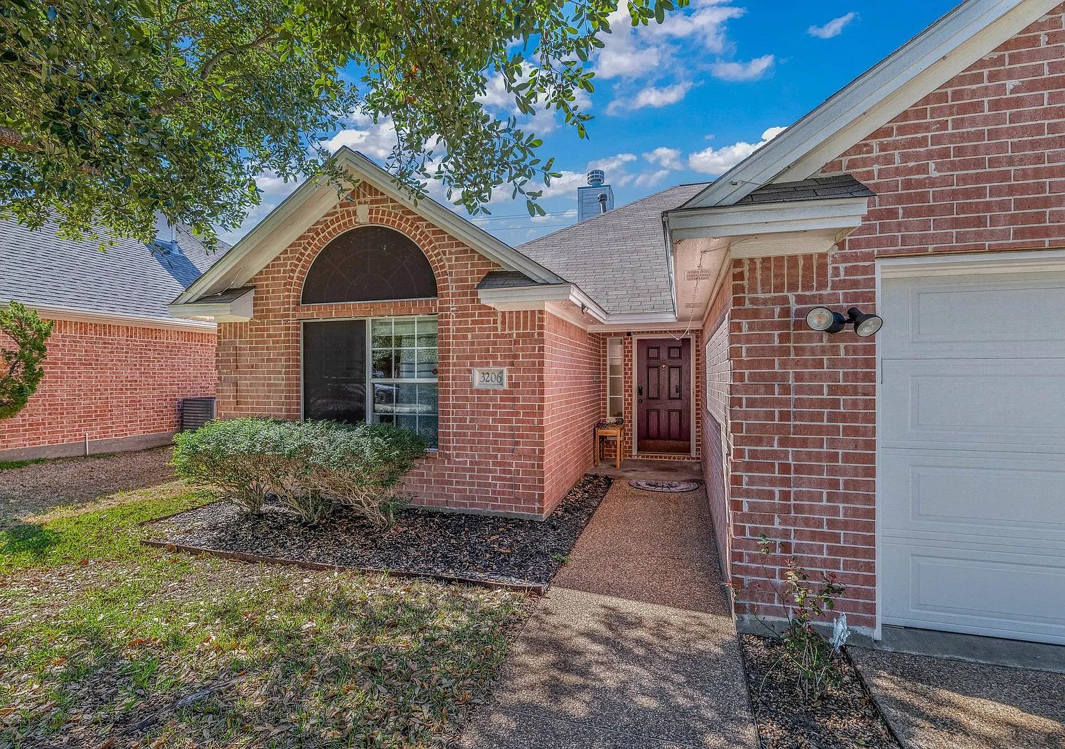 Beautiful 3/2 House in Edelweiss Estates! Pre-Leasing June 2027 — Photo 2