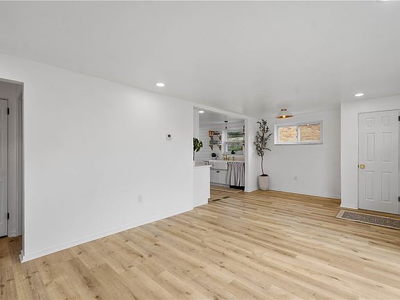 5th image of 666 Elaine Dr