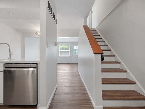 5th image of 403 Scott Ln