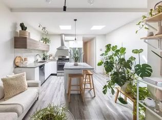 2557 Dundas St W #101, Toronto, ON M6P1X6