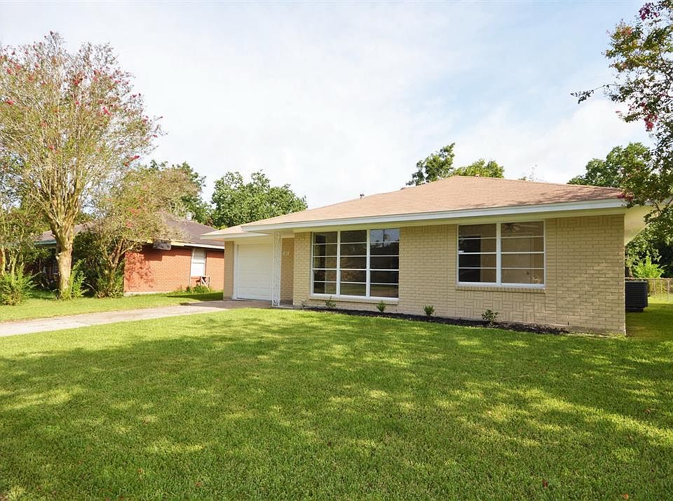BEAUTIFUL 1 STORY 4 BEDROOM 2 BATH HOME WITH UPDATES. COME ON IN