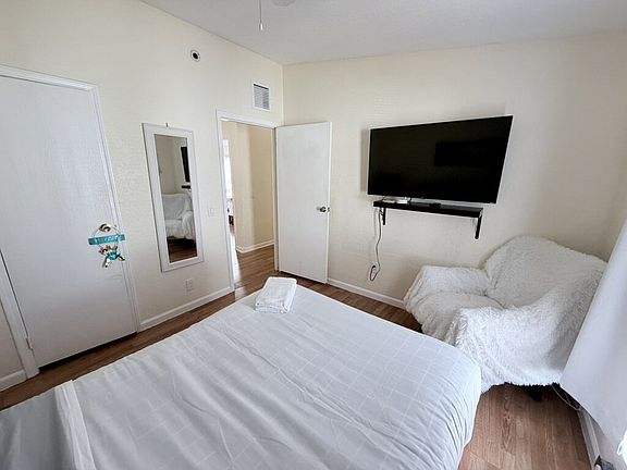 3rd image of 716 21st St #2