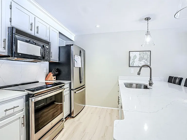 35 Montrose Dr — Photo 5