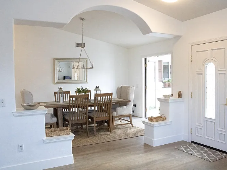 Dining room.