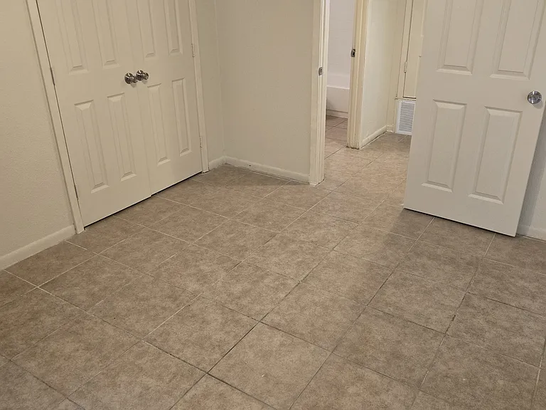 Alamo Apartments — Photo 16