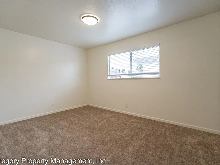 1525 Schiller — Photo 22