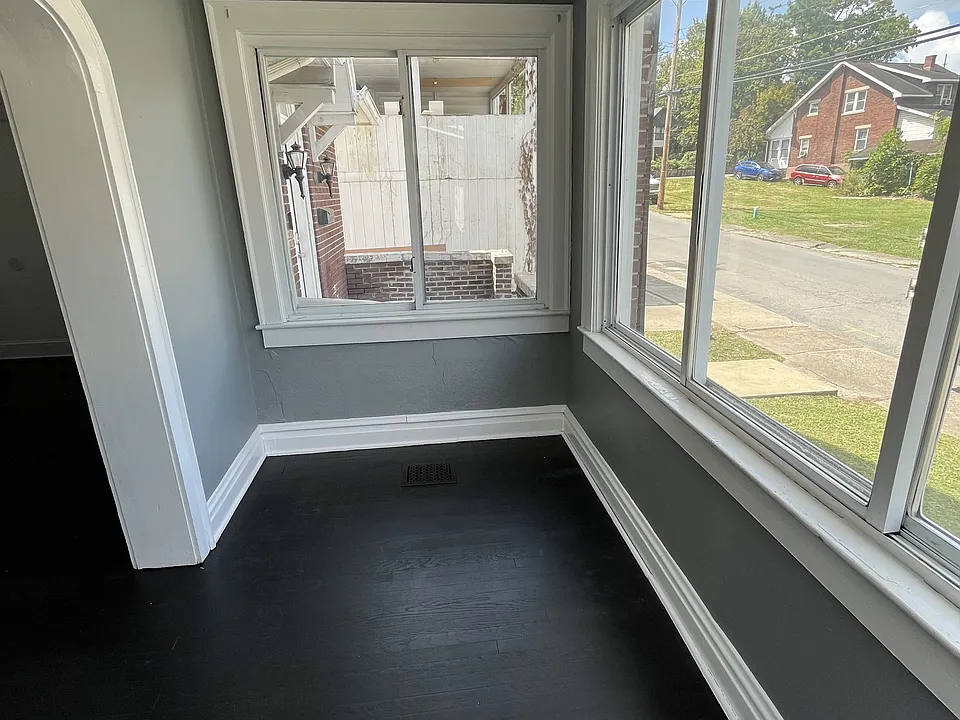 107 E C St