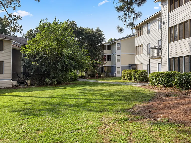 River Crossing Apartments — Photo 14