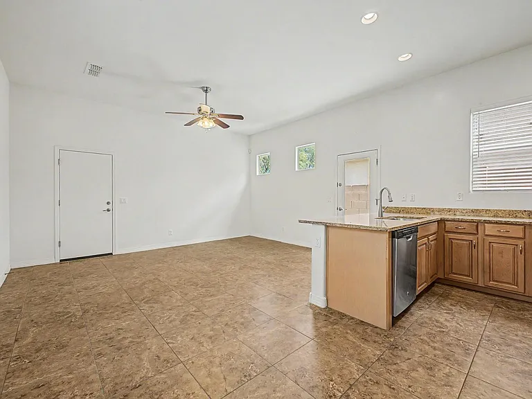 1133 E Buckingham Ave — Photo 24