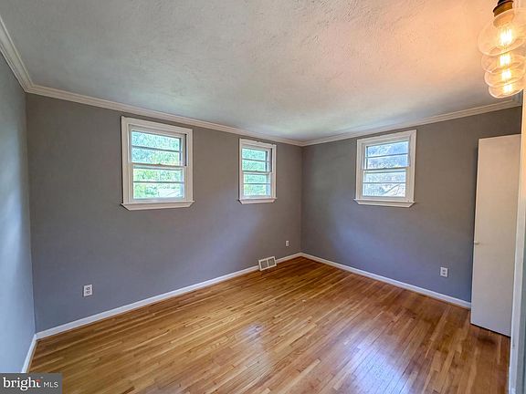 4th image of 4027 Lawrence Ave