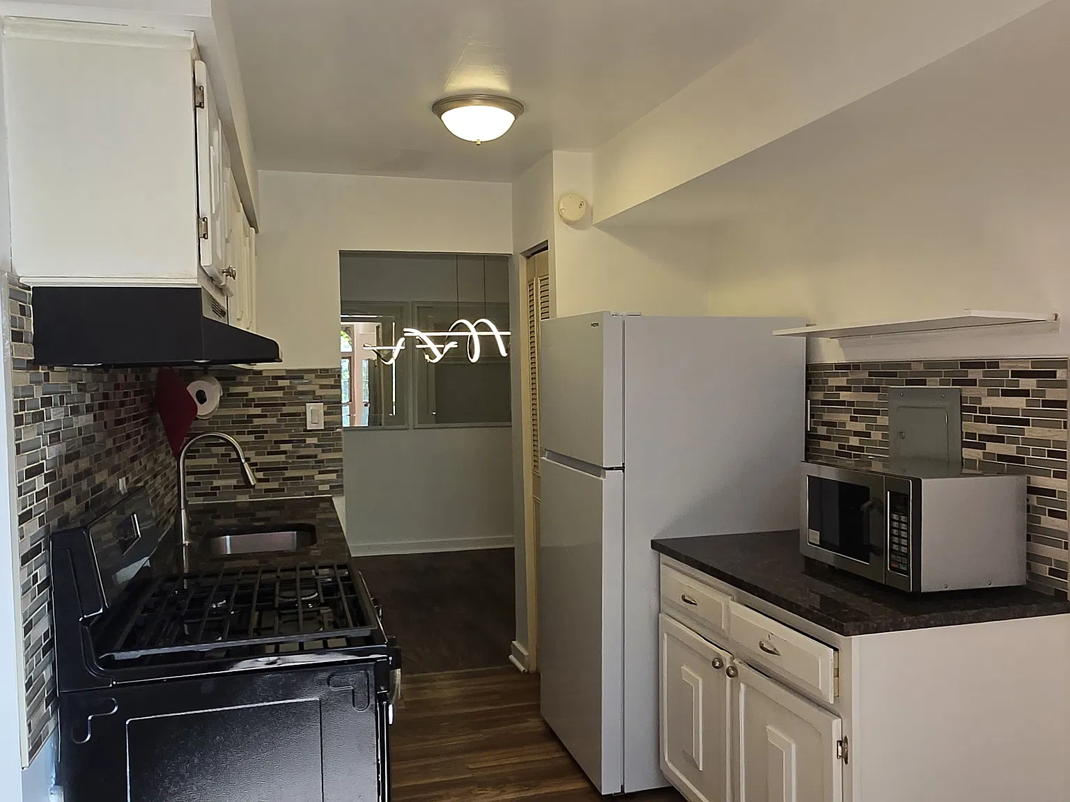2 bed, 1.5 bath, 1100 sqft, $2,400 — Photo 3