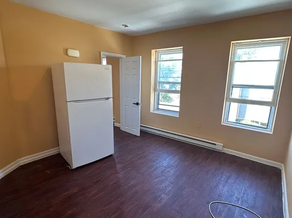 218 Walnut St, 218 Walnut St APT 2B, Darby, PA 19023
