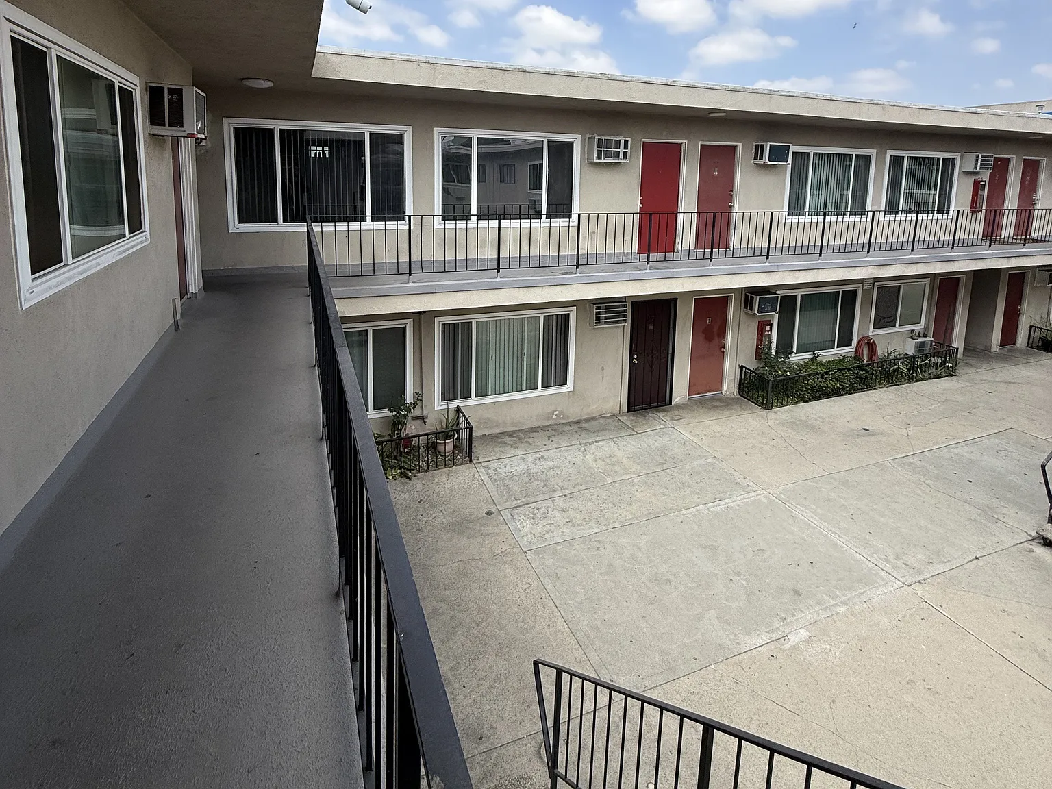 Lankershim — Photo 3
