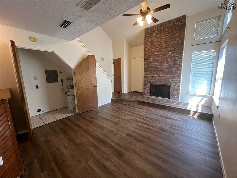 4501 Mistletoe Dr — Photo 3