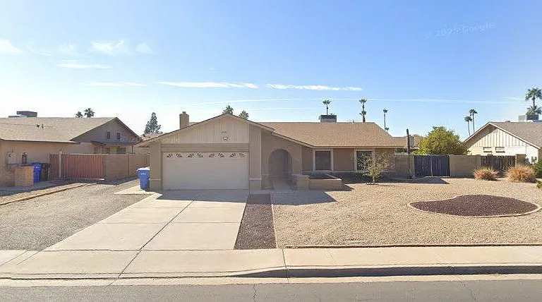 3201 W Paradise Ln — Photo 1