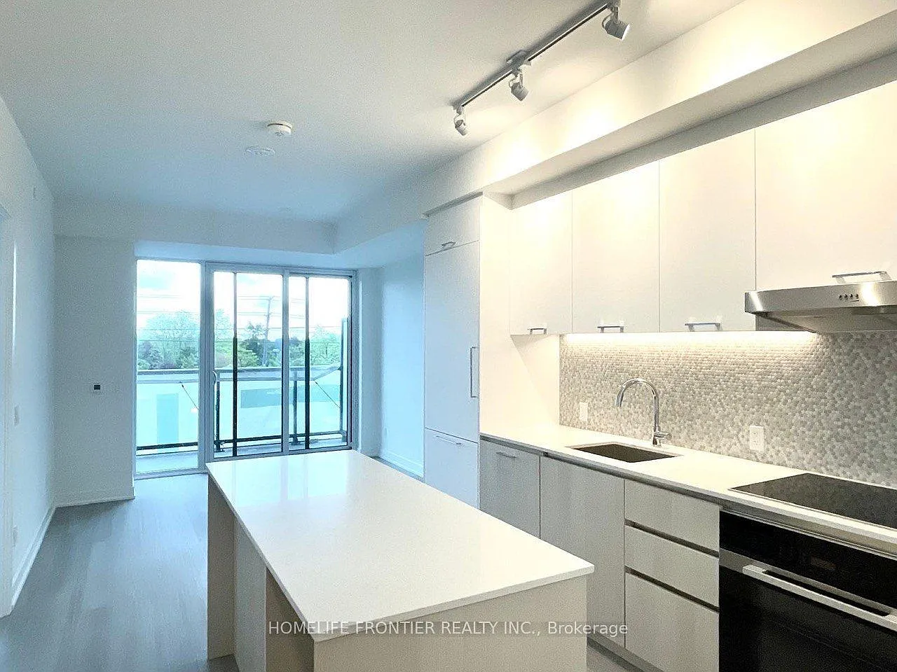 8188 Yonge — Photo 3