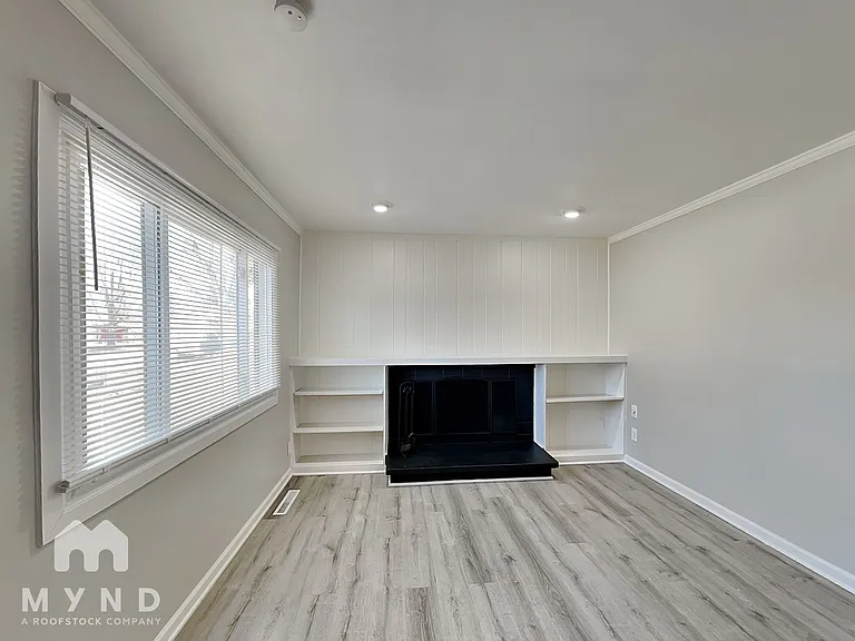 1026 Elaine Rd — Photo 3