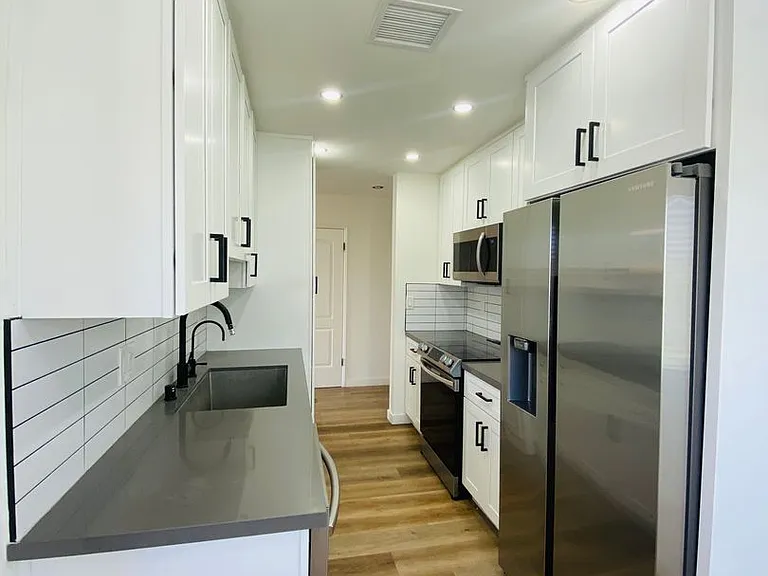 212 S Arnaz Dr — Photo 22