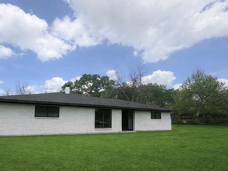 143 Hollyvale Dr — Photo 1