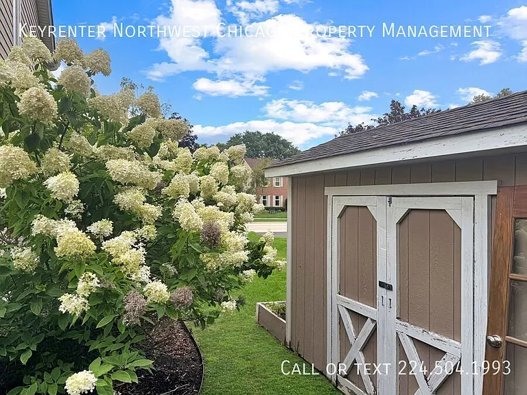 1141 Glenwood Ln — Photo 2