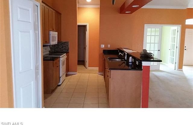 1st image of 900 E 10th St