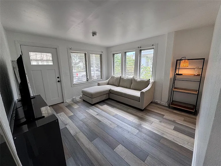 142 6th Ave N #1 — Photo 3