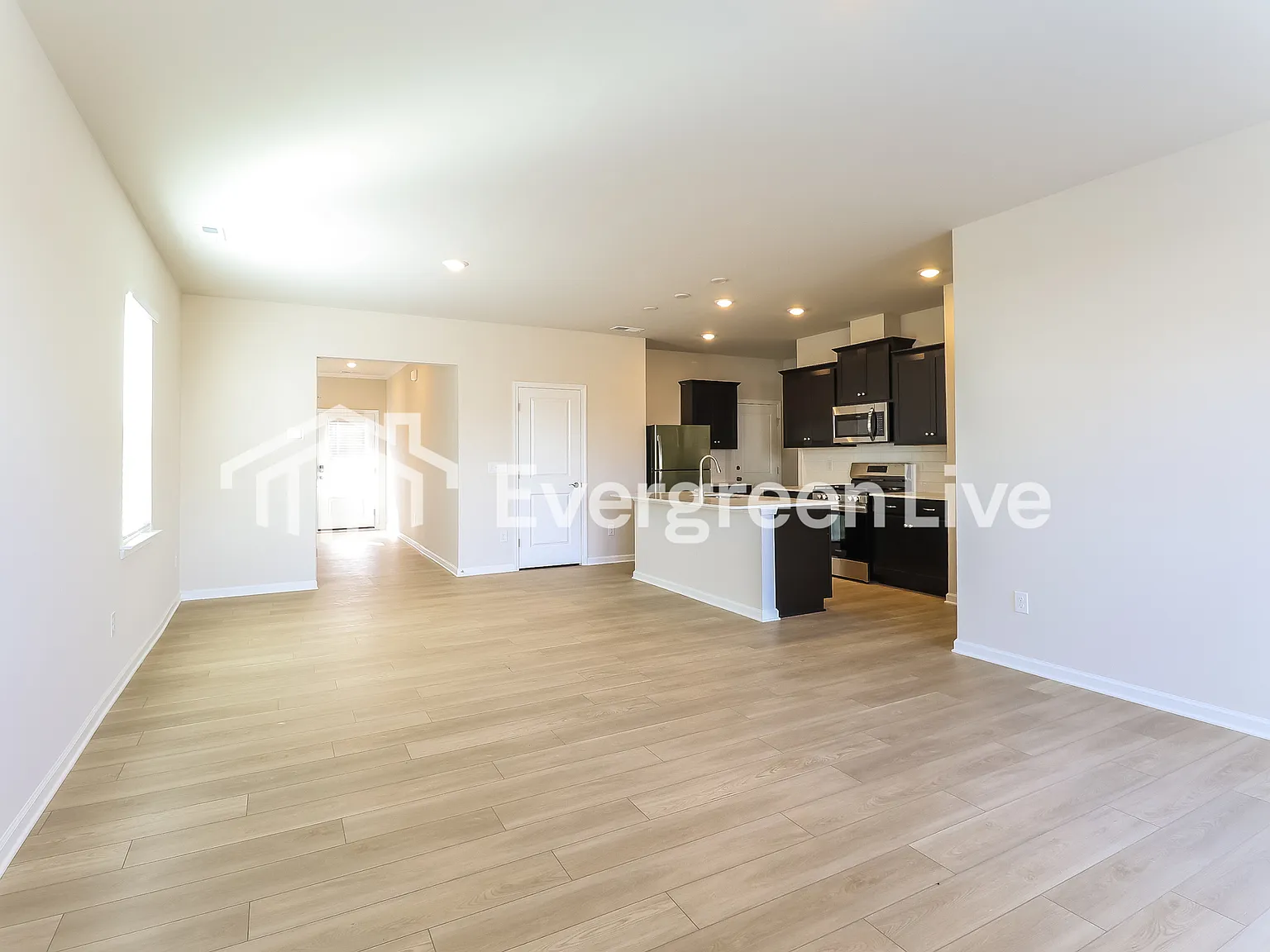 4 bed, 3.0 bath, 2170 sqft, $2,420 — Photo 4