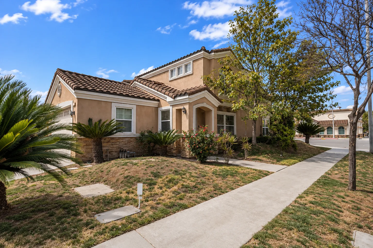 3 bed, 2220 sqft, $3,900 — Photo 3