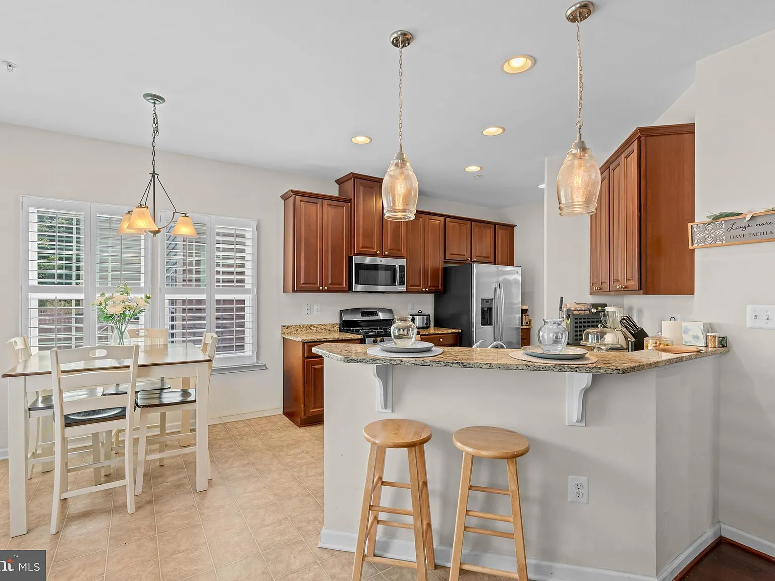 3 bed, 2.5 bath, 1976 sqft, $3,700 — Photo 4