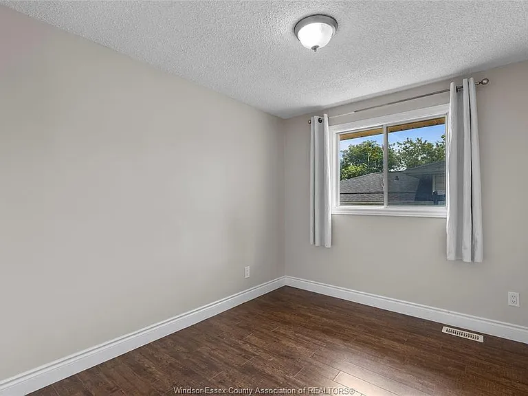 3083 Jefferson Blvd — Photo 15