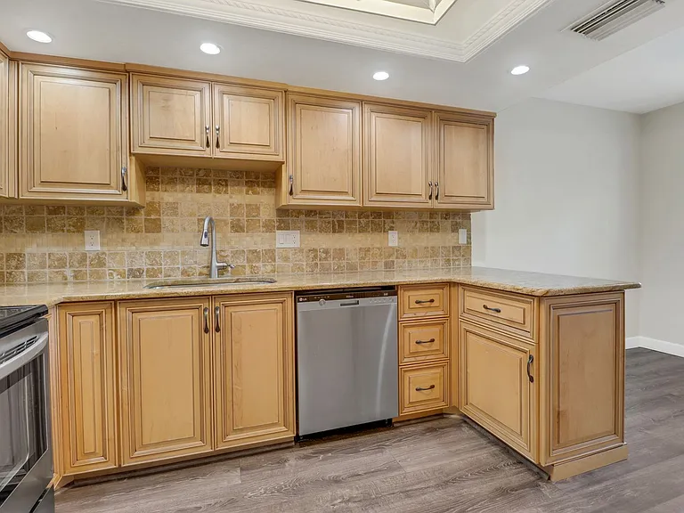 7115 Lakeridge Ct #110 — Photo 8
