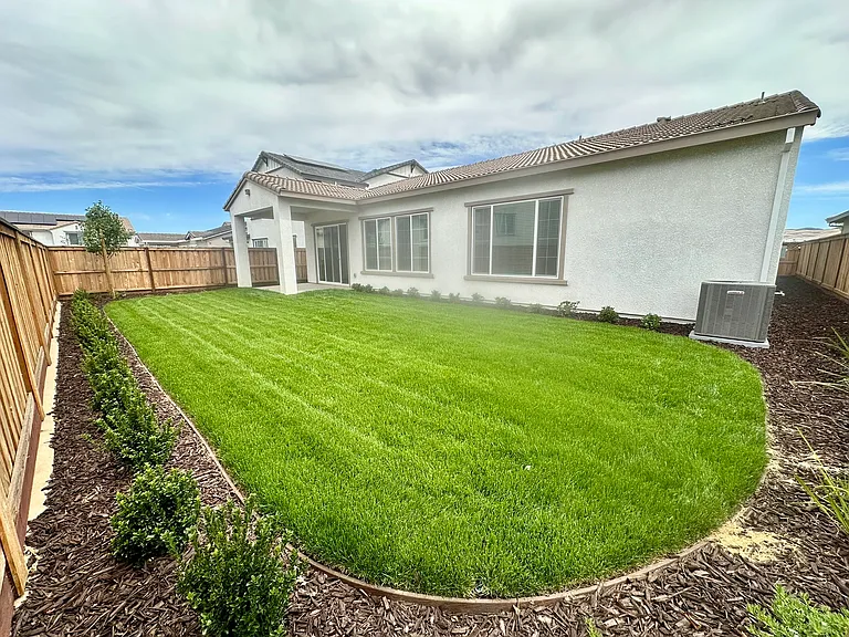 527 E Fiorino St — Photo 4