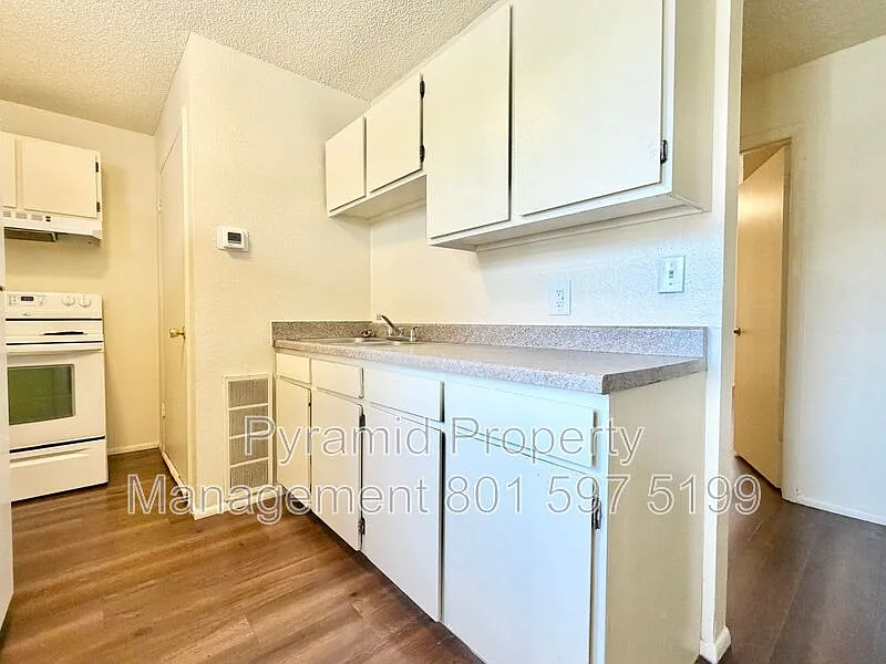 2 bed, 1.0 bath, 700 sqft, $1,200 — Photo 3
